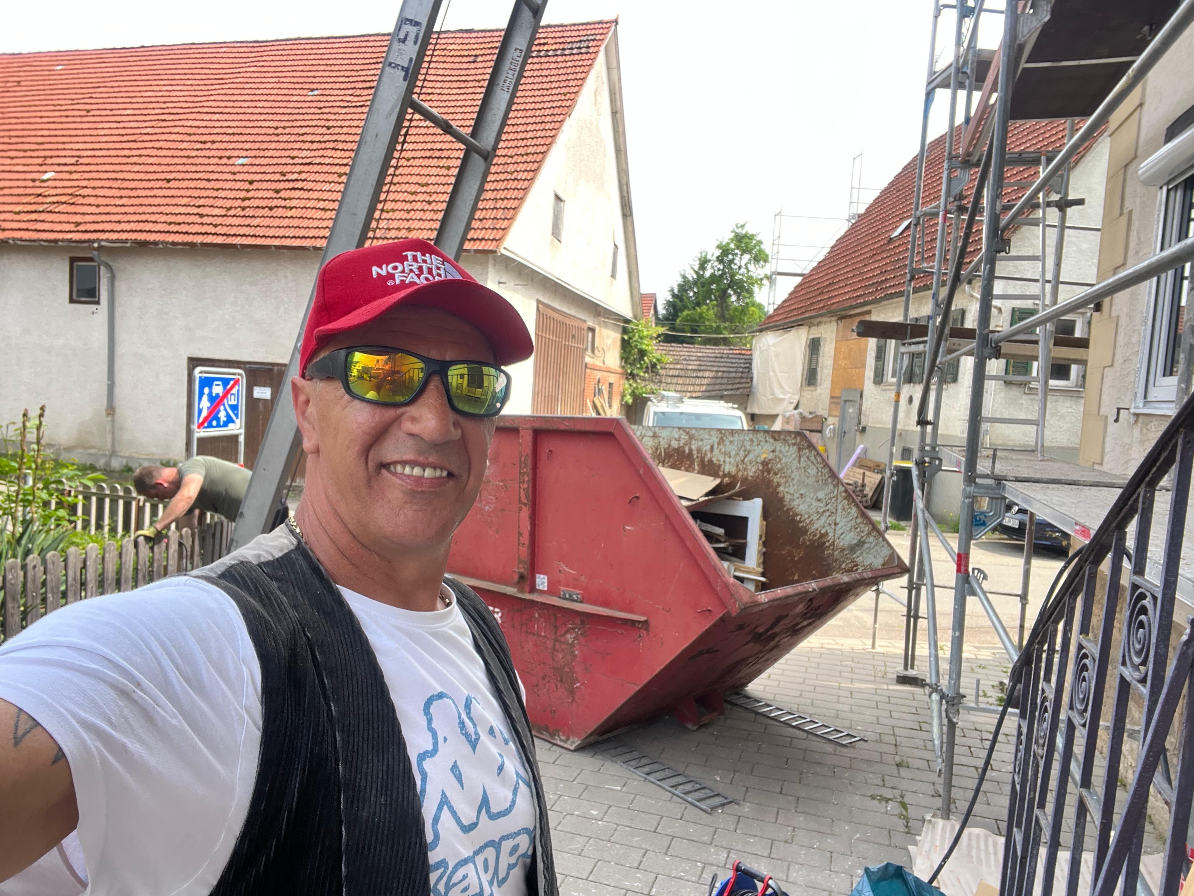 Miro — Inhaber von Miro Bedachungen auf einer Baustelle in Stuttgart